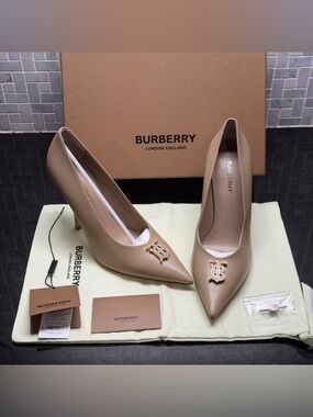 Burberry Ezra 100 Pumps Heels Beige Leather TB Logo Pointed Toe EU 39 US 9
